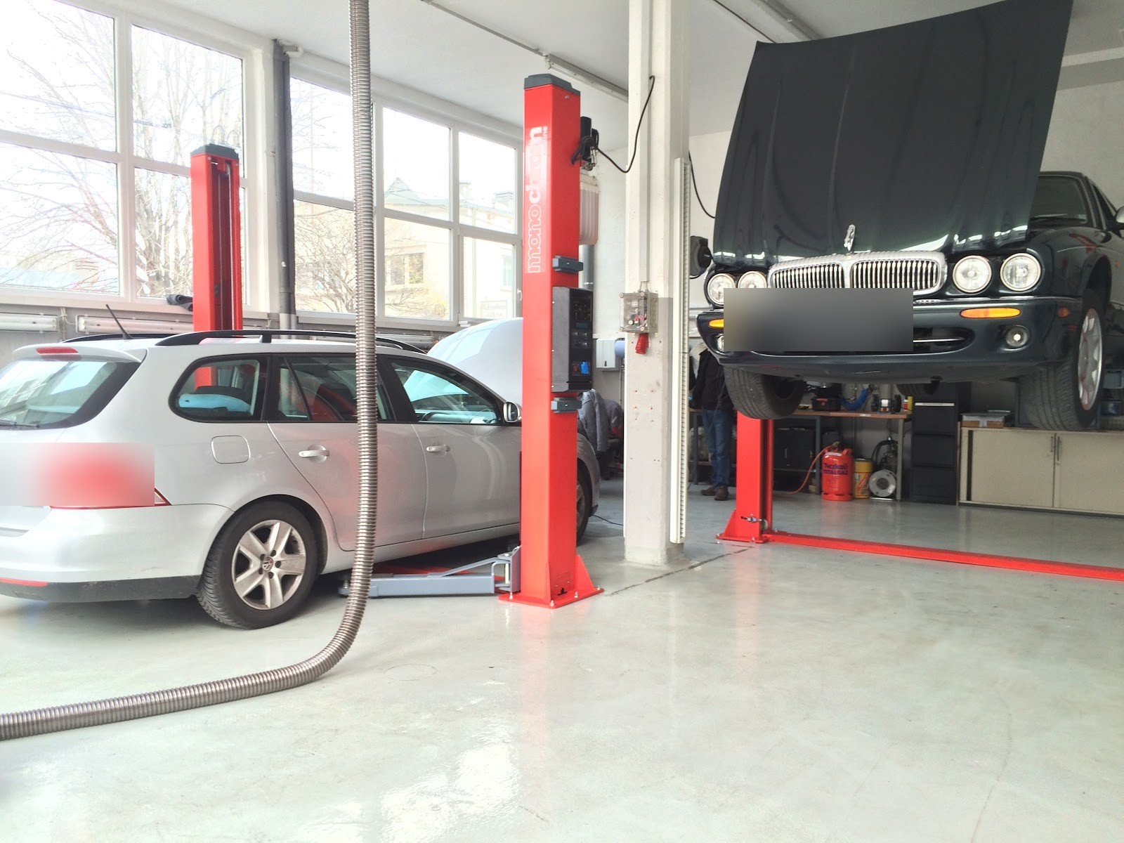 Zwei Hebebühnen in der Werkstatt, VW und Jaguar in Arbeit