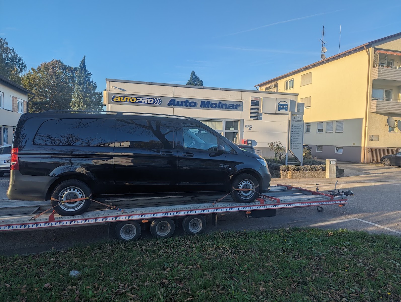 Transporter auf dem Abschleppwagen vor der Werkstatt