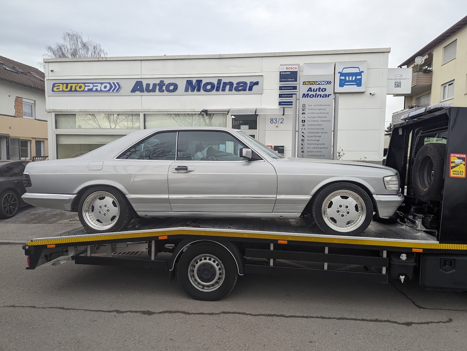 Auto Molnar Kfz-Fachbetrieb in Fellbach, Abschleppfahrzeug mit Mercedes-Oldtimer vor der Werkstatt